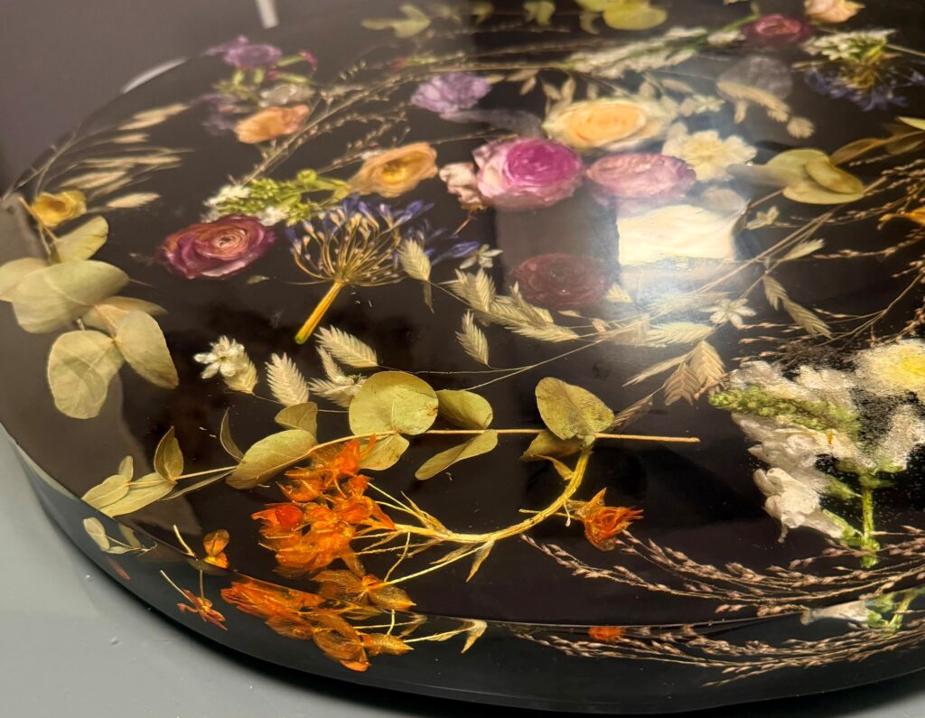 Bloementafel met kleurrijke bloemen in donkere epoxy