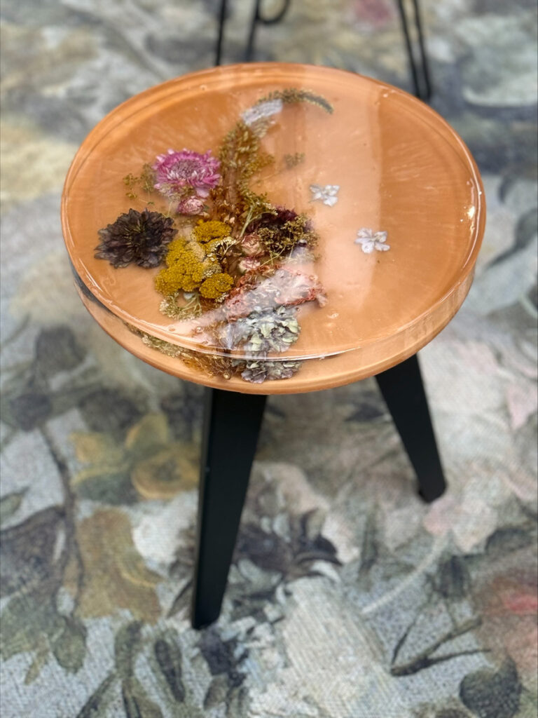Ronde bijzettafel in warme tinten met bloemen