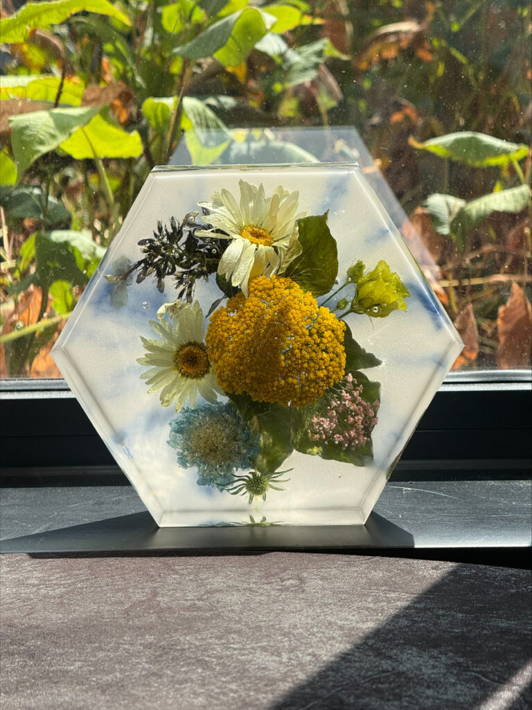 Transparant bloemobject met veldbloemen